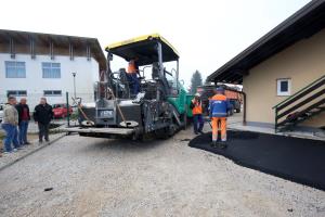 ASFALTIRANJE  PRED NK CERKNICA 04 FOTO LJUBO VUKELIČ